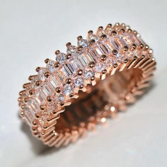 NEW 18K ROSE GOLD DIAMOND ENGAGEMENT RING, CUTE RING, SHINY RING.